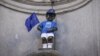 Bruxelles: Manneken Pis, statuia-fântână care e simbolul orașului, îmbrăcată în culorile NATO, 14 iunie, 2021