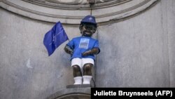 Bruxelles: Manneken Pis, statuia-fântână care e simbolul orașului, îmbrăcată în culorile NATO, 14 iunie, 2021