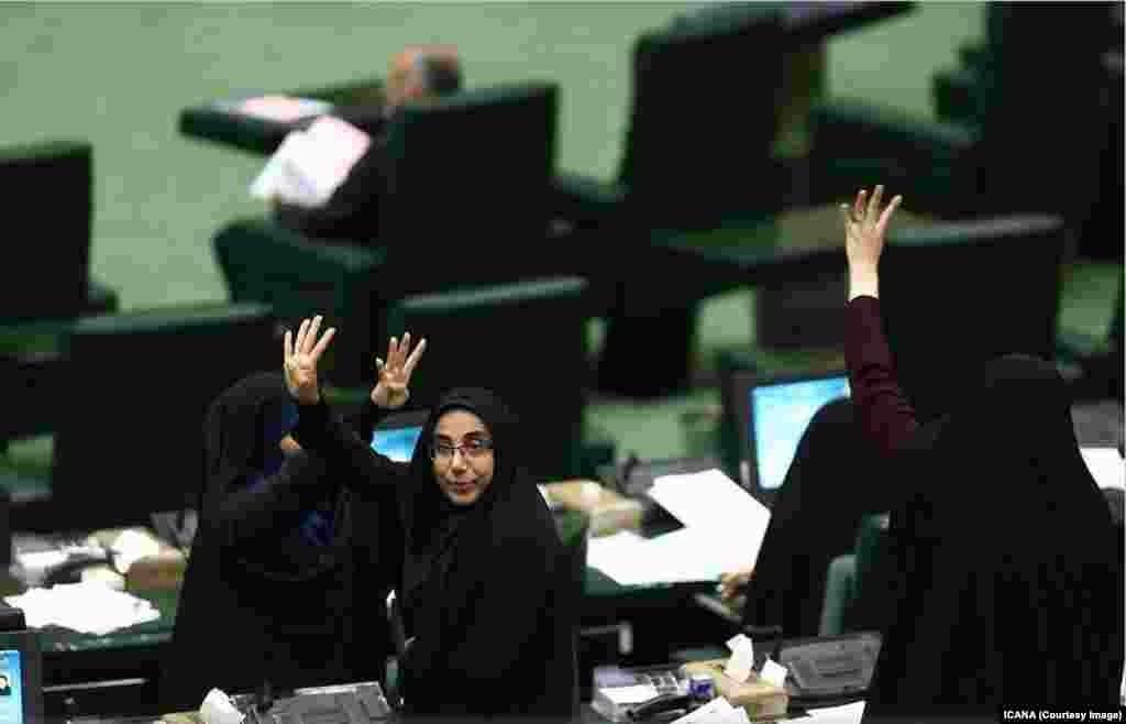 نشان دادن عدد ۴ برای اعلام موافقت نمایندگان با مباحث مطرح شده در صحن علنی مجلس. ​