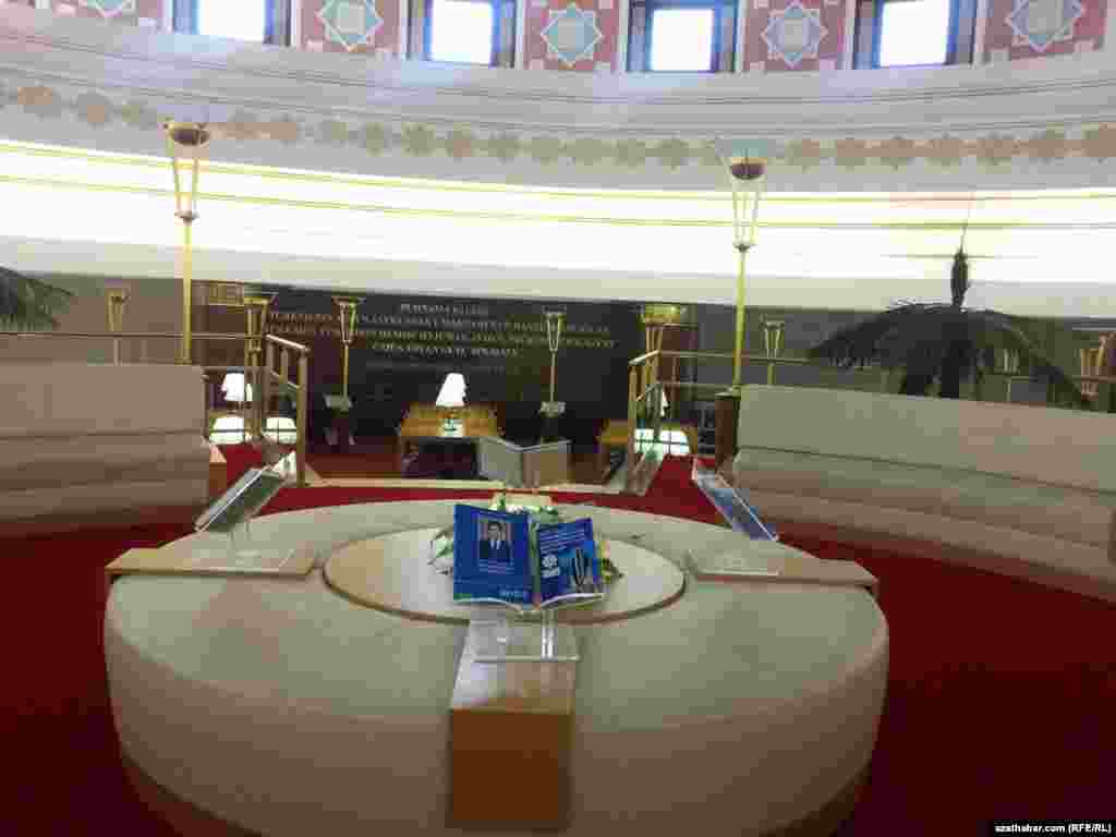 Milli kitaphananyň ozalky "Ruhnama", häzirki "Medeni köpçülikleýin bölüminde" prezident G.Berdimuhamedow bilen ilteşikli kitaplar dur.