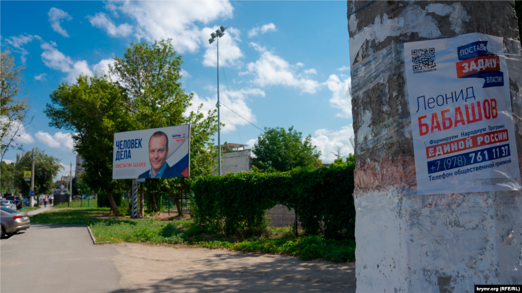 Реже мелькает на билбордах действующий депутат российской Госдумы Константин Бахарев