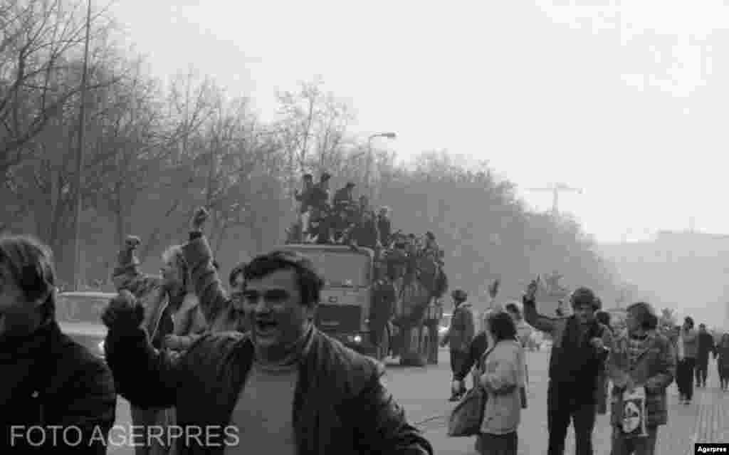 București, 22 decembrie 1989. Bucureșteni îndreptându-se spre centrul orașului, după anunțul că Nicolae Ceaușescu a fugit.&nbsp;