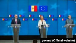 Premierul Pavel Filip și comisarii europeni Federica Mogherini și Johannes Hahn joi la Bruxelles