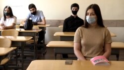 Ереван мемлекеттік университеті студенттері дәрісте отыр. Армения, 11 қыркүйек 2020 жыл.