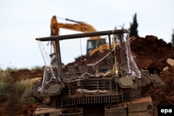An Israeli tank fitted with a net on the Israel-Lebanon border on May 19 amid the heightened threat of fiber-optic drones.