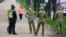 Policijski službenici i vojnici patroliraju popularnom stazom za trčanje u Melburnu 4. avgusta 2020. nakon što je država najavila nova ograničenja jer se grad bori protiv porasta oboljelih od COVID-19.