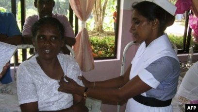 Биік өкшелі туфли киген қызбен топтық секс