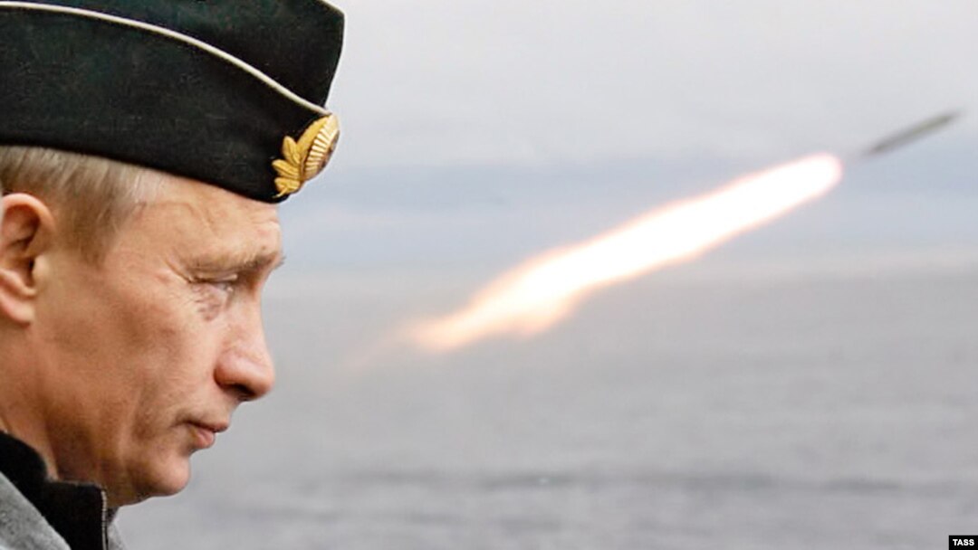 До войны в 2012 году дело не дойдет, считают эксперты. Президент РФ на учениях российского флота (фото из архива) 