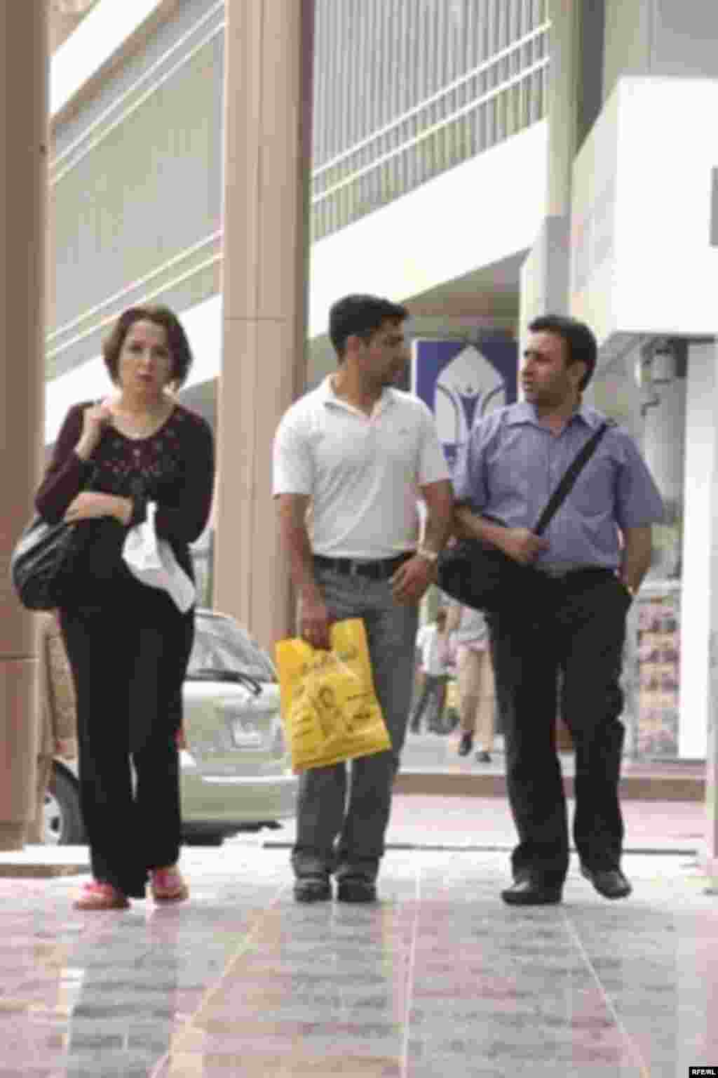 مراکز خريد اين روزها بيشتر پذيرای مشتری های ايرانی هستند