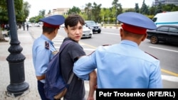 Затримання людей під час мітингу в Алмати, 9 червня 2019
