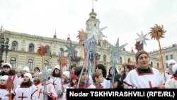 Переодетые в костюмы волхвов молодые люди вместе с иподъяконами прошествовали по центральному проспекту Руставели