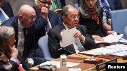 Secretarul general al Organizației Națiunilor Unite, Antonio Guterres (stânga), și ministrul rus de externe, Serghei Lavrov, la o reuniune a Consiliului de Securitate al Națiunilor Unite la sediul ONU din New York, la 24 aprilie.