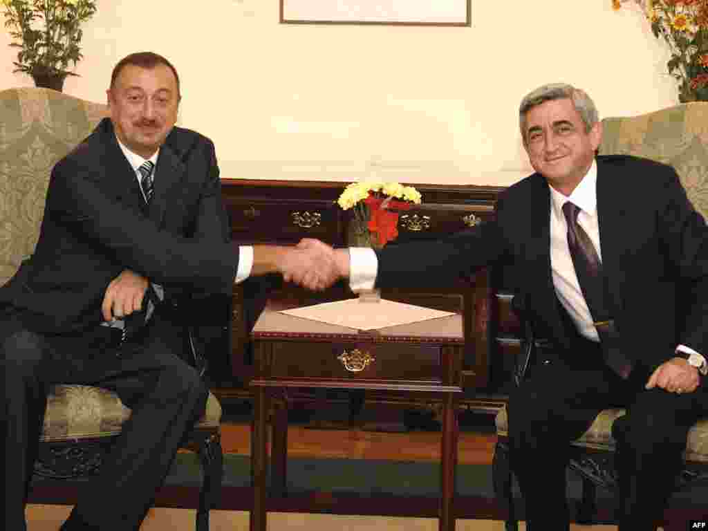 Moldova -- Armenian President Serzh Sarkisian (R) meets with his Azerbaijani counterpart Ilham Aliyev in Chisinau, 08Oct2009 - On the sidelines of CIS summit, Armenian President Serzh Sarkisian and Azerbaijani President Ilham Aliyev on Thursday held talks on the longstanding dispute over Nagorno-Karabakh, the ethnic-Armenian enclave in Azerbaijan.
