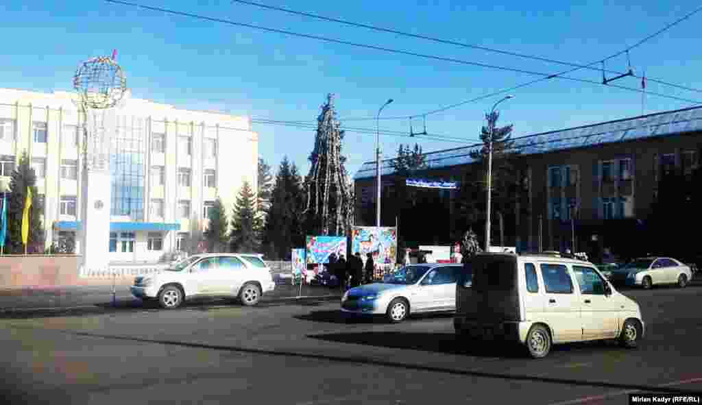 Нарын шаары дагы кар болбосо да жаңы жылды тосууга даяр.