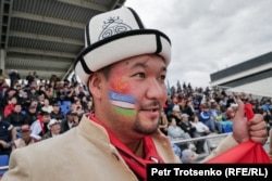 Un spectator și-a pictat pe față steagurile Kârzgâzstanului și Uzbekistanului.