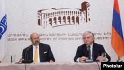 Генсек ОБСЕ Ламберто Заньер (слева) и глава МИД Армении Эдвард Налбандян на совместной пресс-конференции, Ереван, 12 июля 2012 г.