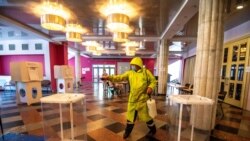 Дезинфекция на избирательном участке для голосования по поправкам к Конституции. Москва, 25 июня 2020 года.