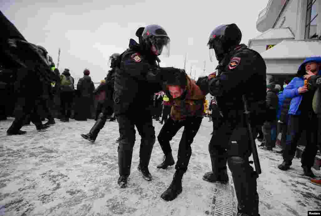 În încercarea de a împiedica desfășurarea protestelor, la Moscova au fost introduse restricții de circulație fără precedent. Au fost închise șapte stații de metro și redirecționate mai multe rute de transport public în comun.