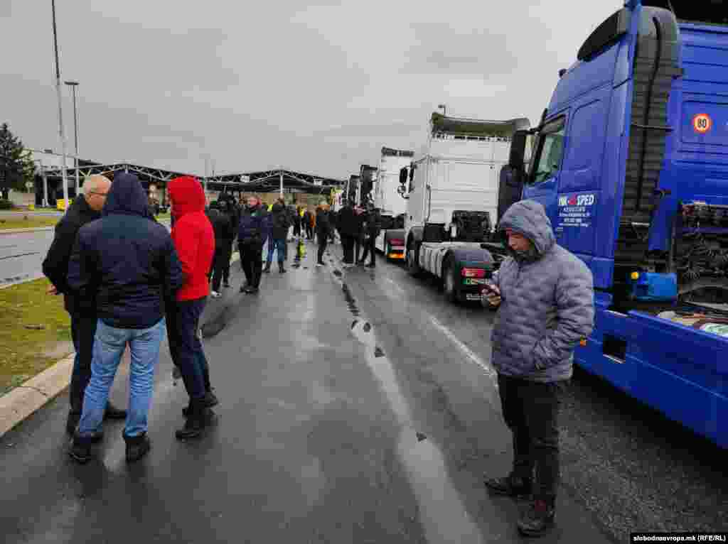 Стотици камионџии денеска ги блокираа товарните гранични премини од Северна Македонија кон земјите од ЕУ.Возачите од Северна Македонија, како и другите во регионот, се соочуваат со депортации откако ќе им поминат 90 дена во Шенген зоната, велат од македонското здружение на транспортери Макам-транс.