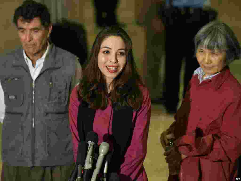 23 maj '09 - Roksana Saberi, gazetare iraniano-amerikane, e cila kaloi katër muaj në burgjet e Iranit, është kthyer në Shtetet e Bashkuara. Gazteraja të pranishmëve u tha se ndihej shumë mirë. Ajo ka falënderuar presidentin e SHBA-ve, Barak Obama, sekretaren e Shtetit, Hillari Klinton, grupet për të drejtat e njeriut dhe gazetarët, për mbështetjen gjatë kohës sa ishte e burgosur.