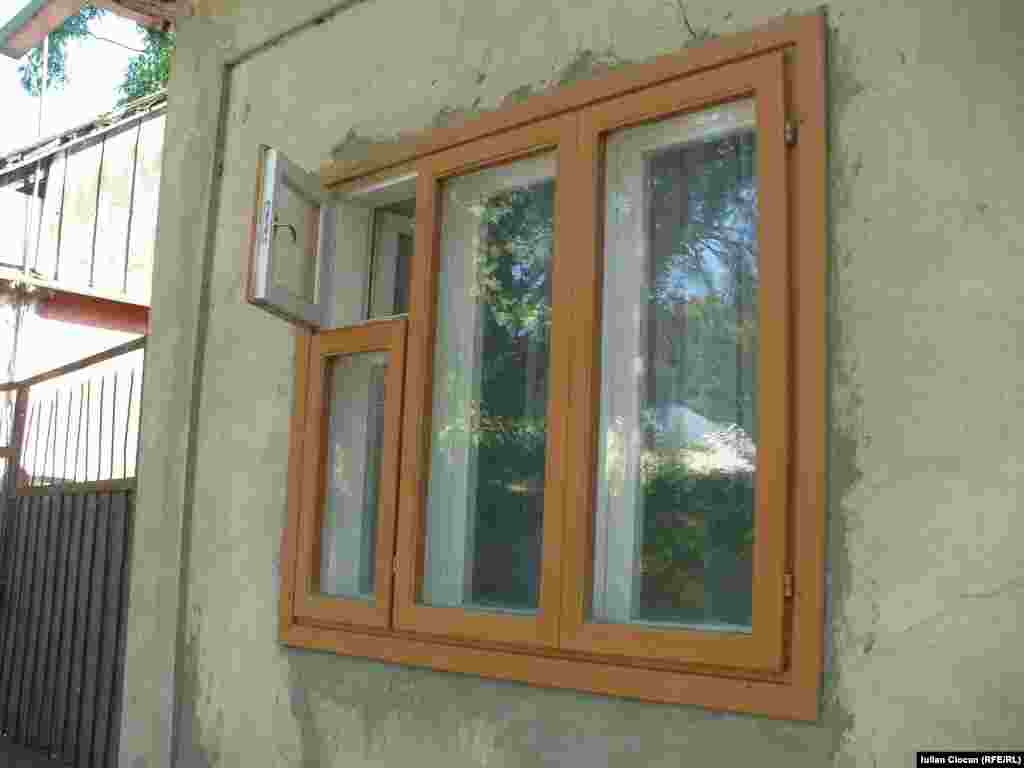 Fereastră dând în stradă