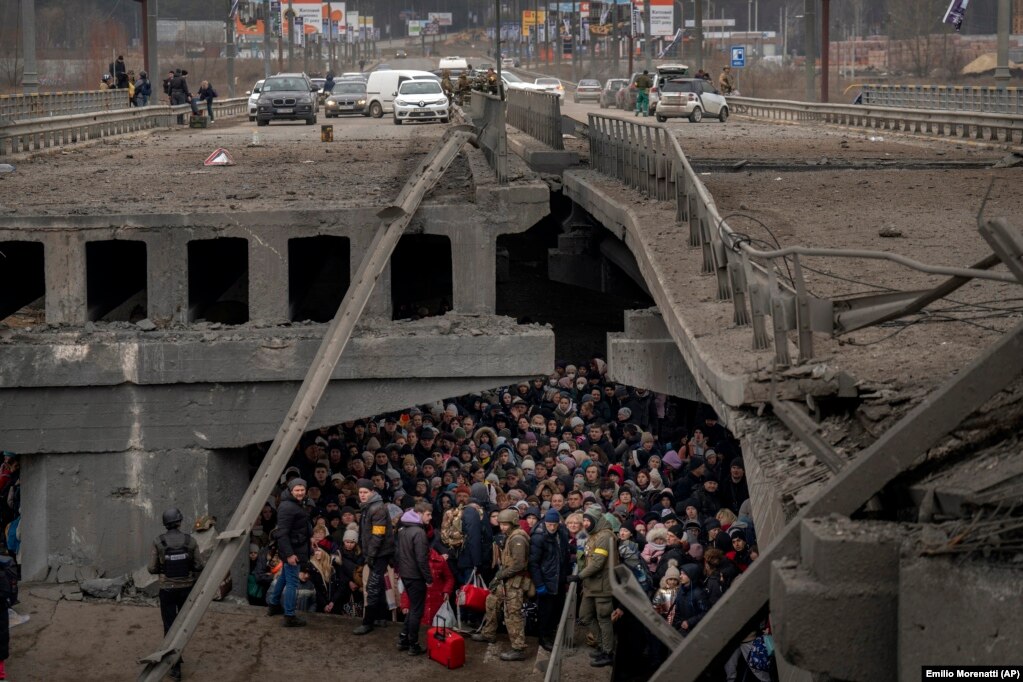 5 marzo 2022, alla periferia di Kiev: gli ucraini che cercano di fuggire da Kiev si nascondono sotto un ponte distrutto.