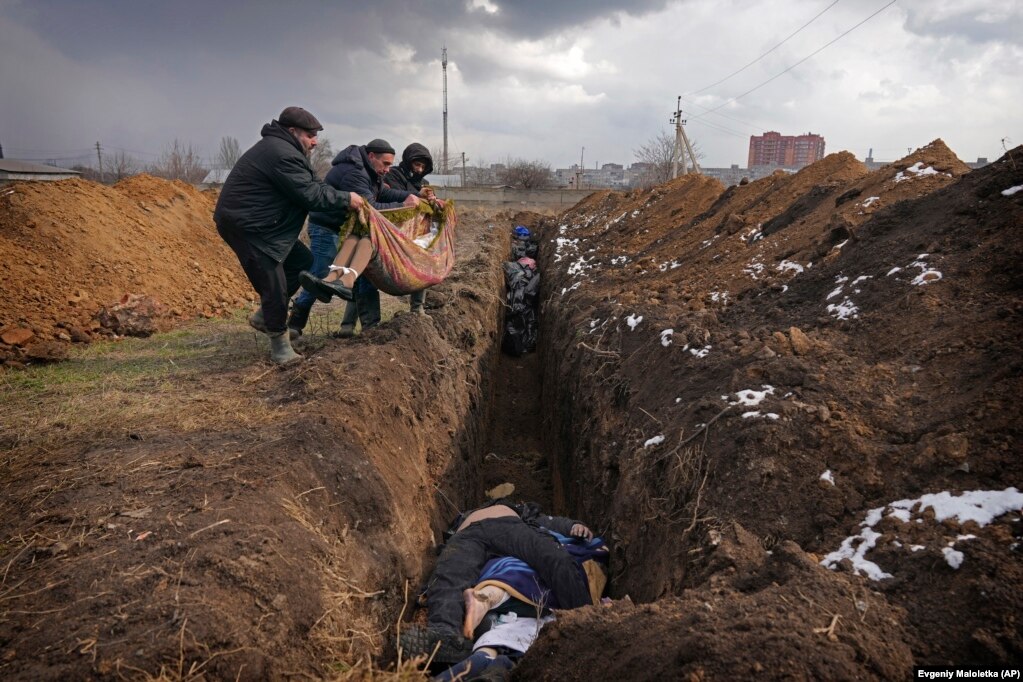 9 marzo 2022, Mariupol: i morti vengono deposti in una fossa comune.