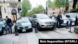 Нарушители правил парковки на тбилисских улицах (архивное фото)