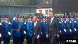 Srpski i crnogorski ministri odbrane Dragan Šutanovac i Boro Vučinić danas na aerodromu u Batajnici, fotografije: Radovan Borović