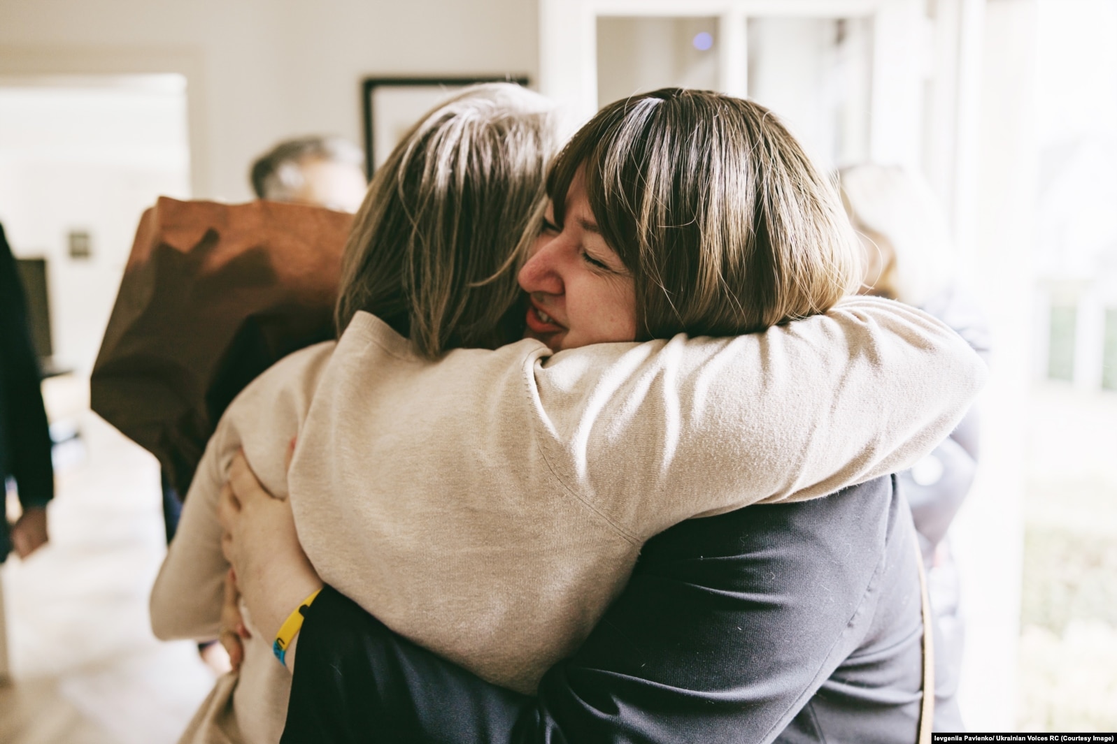 Валері обіймається із українкою