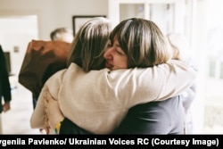 Валері обіймається із українкою