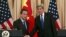 Secretarul de stat John Kerry (dr.) ministrul de externeal Chinei, Wang Yi la întîlnirea lor de marți la Departamentul de Stat la Washington