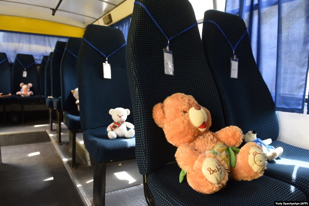 Shënimi i Ditës Ndërkombëtare të Fëmijëve në Lviv u bë duke vendosur lodra në ulëset e autobusit të shkollës - një simbolikë&nbsp;për të përkujtuar 243 fëmijët e vrarë ukrainas me rastin e 1 Qershorit.