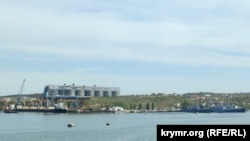Зерновой терминал «Авлита» и корабли Черноморского флота России на северной стороне Севастопольской бухты