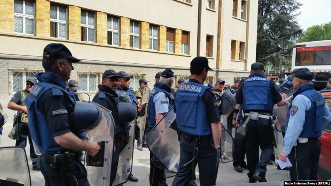 Policija pred Sobranjem, Skoplje