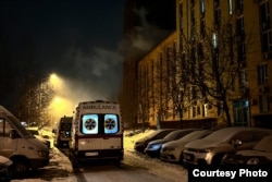 Засніжений Київ, «скляні» дороги, швидкі їдуть надавати допомогу постраждалим від російської повітряної атаки. 9 січня 2026 року