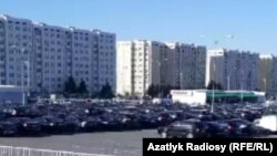 Aşgabatda "jerime awtoduralgasy" diýlip atlandyrylýan duralga. Bu ýere gara reňkdäki awtoulaglar ýygnalýar.