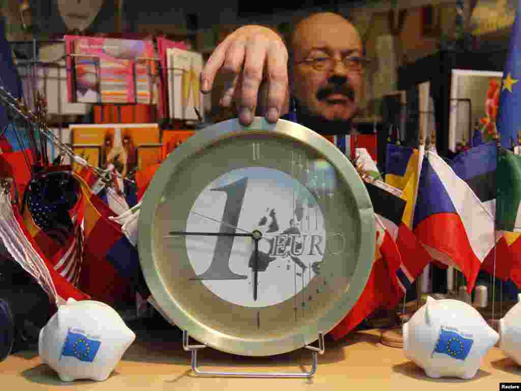 Br&uuml;sseldə Avropa Birliyi &ouml;lkələri liderlərinin avro-nun xilasına dair sammiti ərəfəsində bu satıcı da avro-lu saatını satır. 8 dekabr 2011