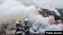 Алматы облысында өрт сөндірушілер қоқыс полигонын сөндіріп жатыр. 16 қыркүйек 2025 жыл.