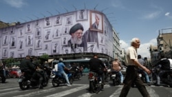 شهروندان تهرانی در حال عبور از کنار بیلبورد بزرگی از تصویر علی خامنه ای، رهبر پیشین جمهوری اسلامی، که در حملات آمریکا و اسرائیل کشته شد