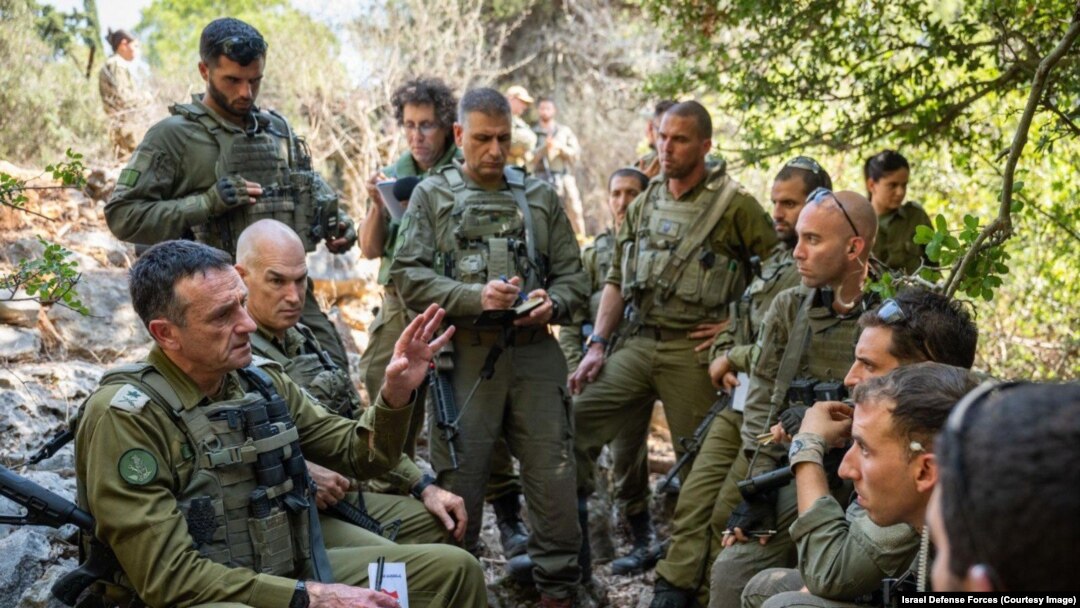 Șeful Statului Major al armatei israeliene, general-locotentent Herzi Halevi, vorbește cu câțiva ofițeri și soldați în timpul unui exercițiu în nordul Israelului, pe 25 septembrie 2024.