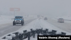 Makina duke lëvizur në rrugë gjatë reshjeve të dendura të borës në Prizren, Kosovë, 25 dhjetor 2024.