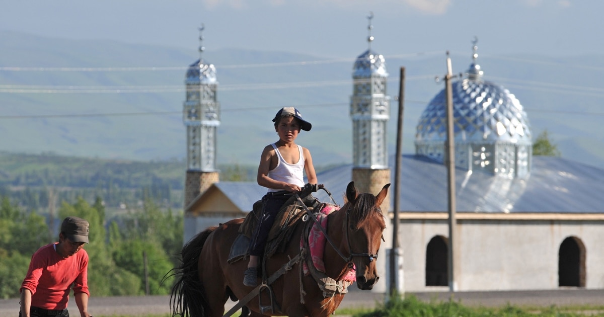 Қыздар төменнен аяқтарының арасындағы эротиканы көреді