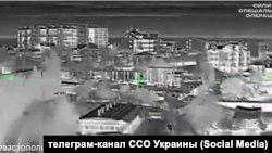 Скриншот с видео ССО Украины, на котором запечатлена атака по российской базе операторов морских дронов в Севастополе