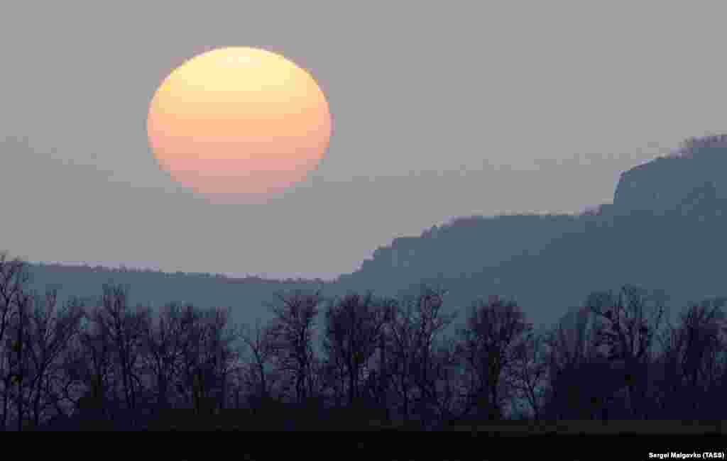 Захід сонця під Сімферополем, лютий 2021 року