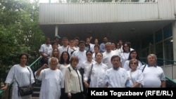 Сторонники предпринимателя Искандера Еримбетова, обвиняемого в "мошенничестве", у здания суда, где проходит процесс над ним. Алматы, 5 июля 2018 года.