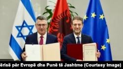 Ministri i Shqipërisë për Evropë dhe Punë të Jashtme, Ferit Hoxha (në të djathtë), dhe homologu i tij nga Izraeli, Gideon Saar, gjatë takimit në Tiranë, më 12 tetor 2026.