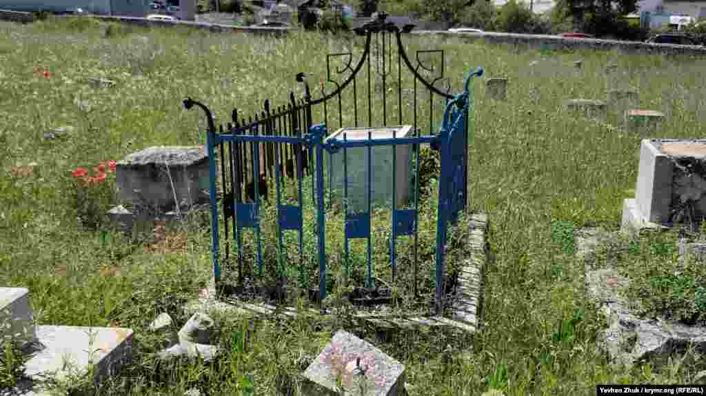 Гораздо лучше сохранилась кованая оградка вокруг могилы&nbsp;Иосифа Давидовича Драпкина, умершего в 1913 году. Снаружи она даже покрашена синей краской