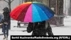 «Синоптики прогнозують значні снігопади до кінця доби і в інших регіонах України», повідомляє оператор