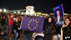 Suporterii opoziției ungare și ai lui Orban au fost ușor de deosebit în noaptea alegerilor, ca și în campanie: primii aveau cu ei și steagul Uniunii Europene.